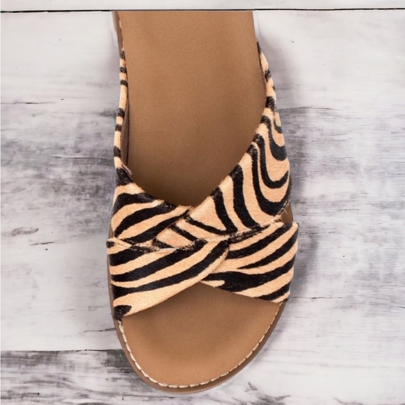 Yellowbox Kassie Sandals, size 7.5, zebra - Picture 3 of 4